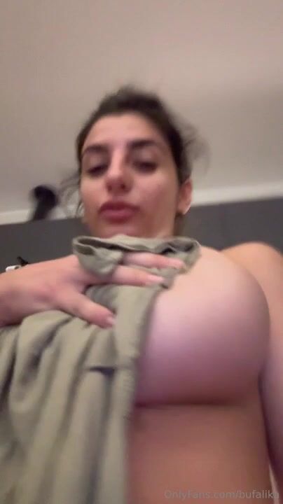 Spogliarello studentessa tettona diciottenne OF