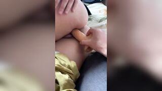 La masturba e si fa succhiare il cazzo