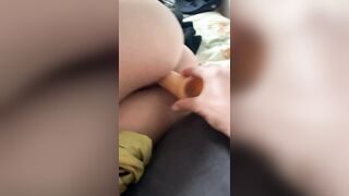 La masturba e si fa succhiare il cazzo