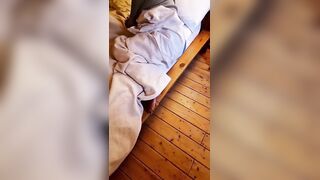 Non trattengo la pipi e mi piscio addosso in pigiama