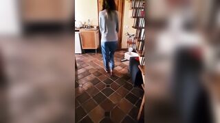 Non trattengo la pipi e mi piscio addosso in pigiama