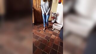 Non trattengo la pipi e mi piscio addosso in pigiama