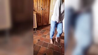 Non trattengo la pipi e mi piscio addosso in pigiama