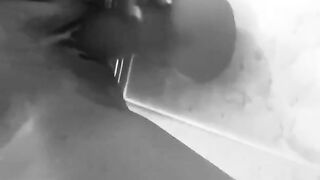 Moglie squirta masturbandosi con dildo amatoriale italiano