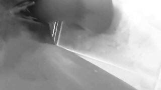 Moglie squirta masturbandosi con dildo amatoriale italiano