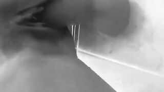 Moglie squirta masturbandosi con dildo amatoriale italiano