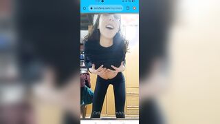 Giovane ragazza italiana mostra le tette OF