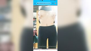 Giovane ragazza italiana mostra le tette OF