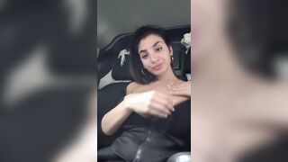 Diciotto anni italiana toccandosi le tettone in macchina