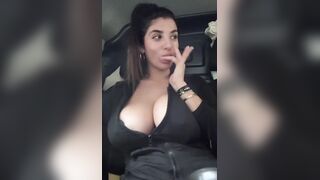 Diciotto anni italiana toccandosi le tettone in macchina