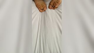 Succhia e sega coi piedi black con cazzo nero enorme