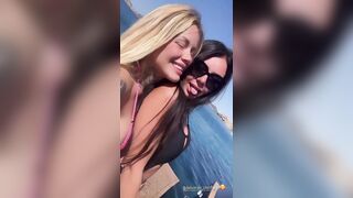Bionda e mora fiche in bikini in vacanza
