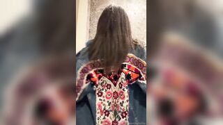 Italiana con tette enormi si sputa sulle bocce e massaggia OF