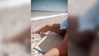 Moglie italiana si fa un ditalino in spiaggia