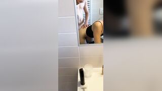 Serena ingroppata a pecorina in bagno