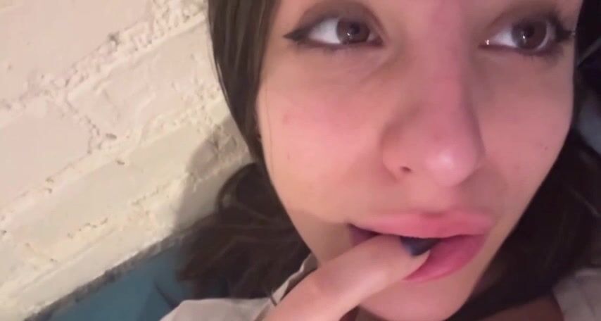Ragazza diciottenne si palpa le tettone