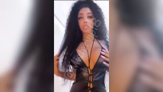 Mora fica tettona si masturba col dildo OF