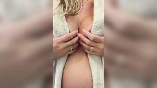 Mamma italiana col pancione e le tettone