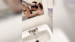 Scopata nel bagno del ristorante coppia fidanzati italiani