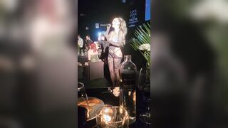 Yegola canta in lingerie e topless