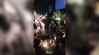 Yegola canta in lingerie e topless