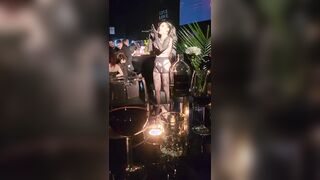 Yegola canta in lingerie e topless