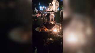 Yegola canta in lingerie e topless