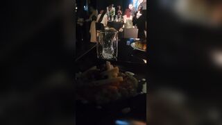 Yegola canta in lingerie e topless