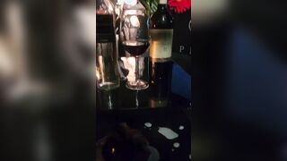 Yegola canta in lingerie e topless