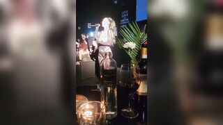 Yegola canta in lingerie e topless