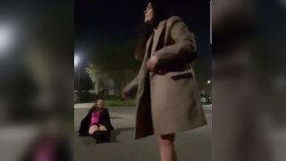 Devi stare calma si vede la mutanda