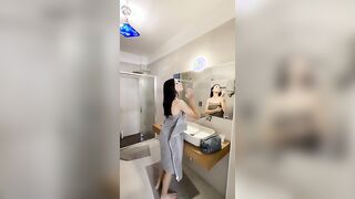 Onlyfanser italiane sesso lesbo in doccia e sesso con strap on