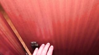 Scopa la fidanzata in cucina davanti all'amico che riprende