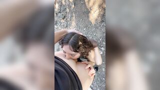 Fidanzata pompino all'aperto con schizzata sulla faccia