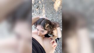 Fidanzata pompino all'aperto con schizzata sulla faccia