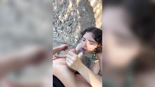 Fidanzata pompino all'aperto con schizzata sulla faccia