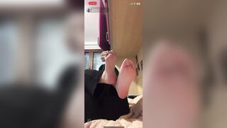 Glora diretta fetish mostrando i piedi in diretta