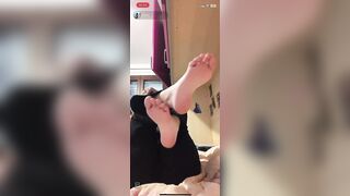 Glora diretta fetish mostrando i piedi in diretta