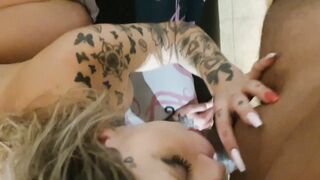 Bionda italiana succhia il cazzo a ragazzo nero