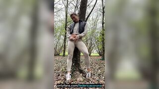 Mi hanno beccato mentre mi stavo masturbando nel bosco