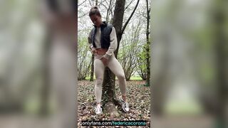 Mi hanno beccato mentre mi stavo masturbando nel bosco