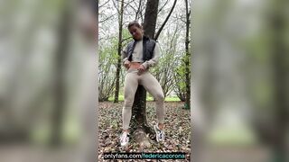 Mi hanno beccato mentre mi stavo masturbando nel bosco