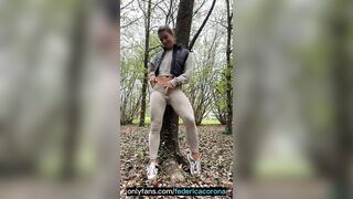 Mi hanno beccato mentre mi stavo masturbando nel bosco