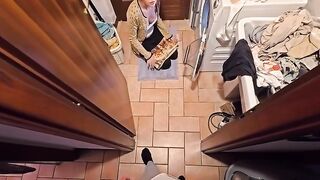 Fidanzata scopata a novanta con la testa nella lavatrice