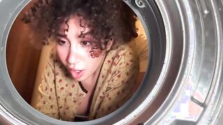 Fidanzata scopata a novanta con la testa nella lavatrice