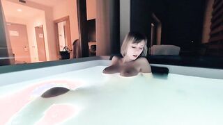 Ditalino bionda tettona italiana nella vasca