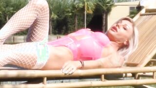 La trans italiana Noemi Blonde inculata da Luca sul set porno