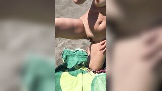 Milf italiana esibizionista nuda in spiaggia