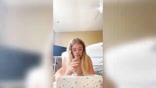 Teen succhia e cavalca un grosso dildo