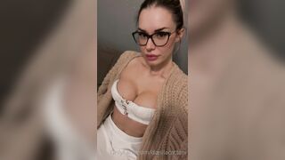 Biondina fica slingua la cappella